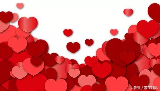 昨天晚上,大家都在广场抬头看一块屏幕!