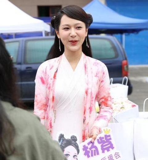 杨紫法令纹为什么那么重,杨紫笑的时候法令纹深