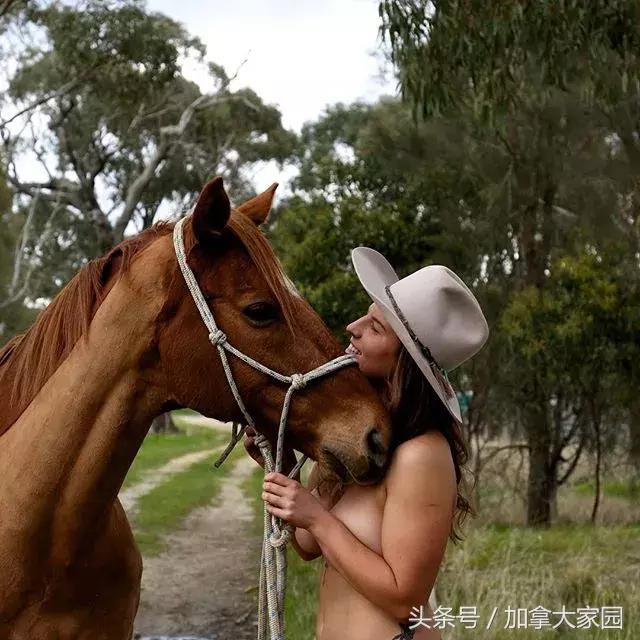 “劳动是最美的”！农民小哥农场“裸体庆丰收”火爆社交网络