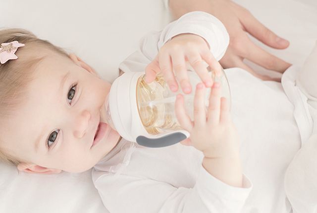 宝宝从鼻子呛奶引起的鼻塞怎么办,一个月的宝宝喝奶呛到鼻塞