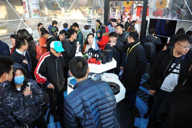 北京惊现飞碟造型天猫无人店，店员居然是机器人？