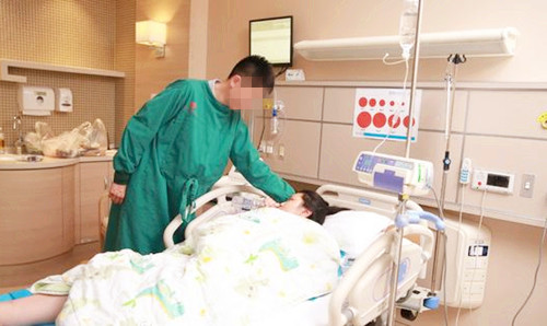 孕妇顺产被丈夫强行制止,顺产时难产把手伸肚子里