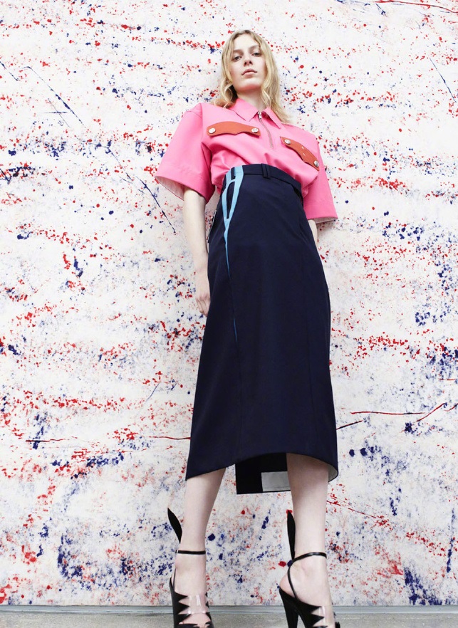 CK曝早春大片,耳环和裙装是亮点,衬衫丑只有超模能穿了