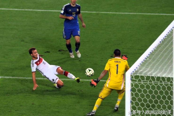 瓜迪奥拉放弃了他的战术思想,瓜迪奥拉换上格策来对付梅西