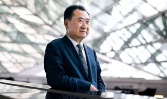 郭树清痛斥违规金融集团,王健林抛售海外资产