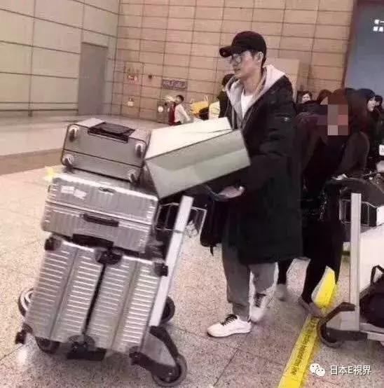 张翰过关被误认作代购，遭开箱检查！