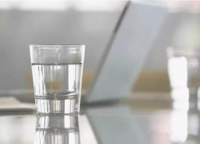 手见水3分钟起皱怎么回事,手一碰水就起皱是什么原因