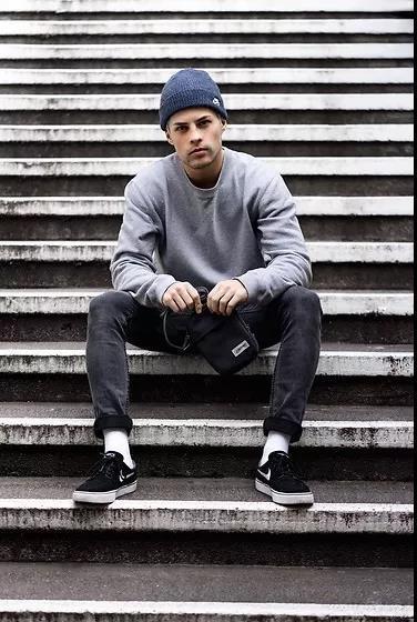 皮肤黑的男生怎么显白,皮肤黑的男生怎么护肤