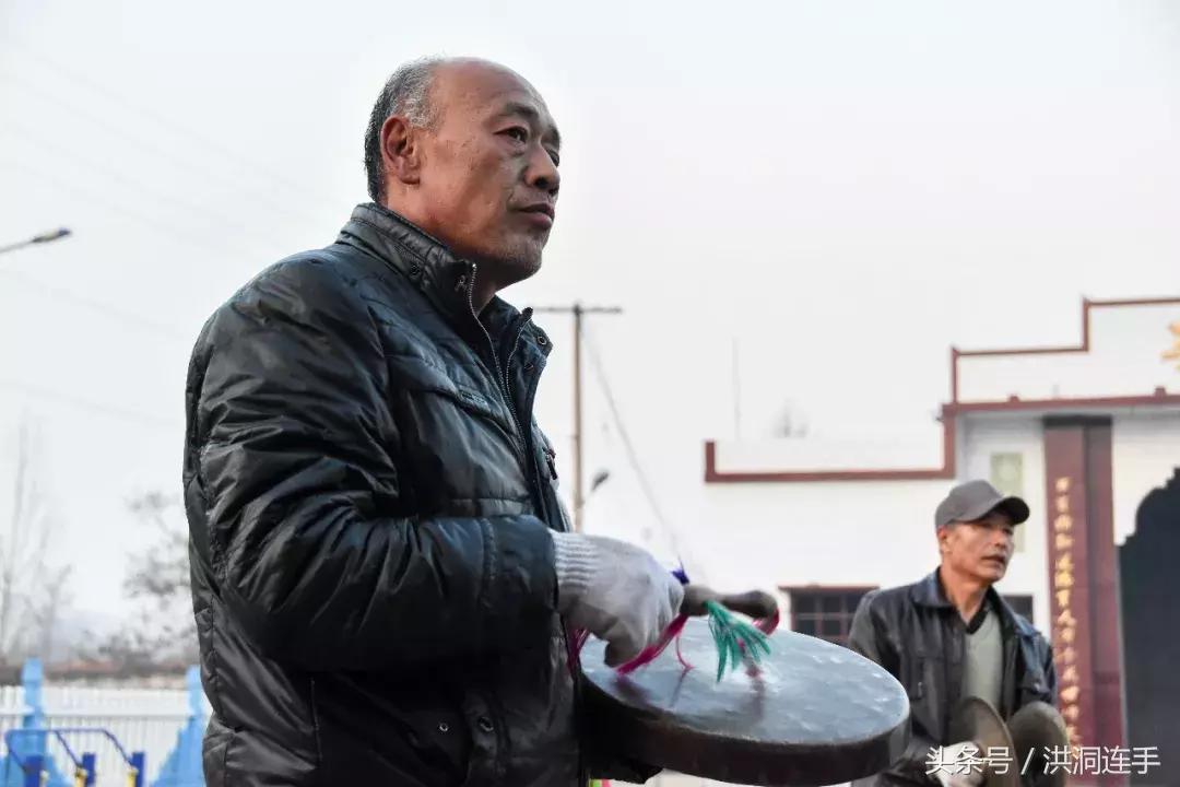 洪洞樊村这群老汉儿真乐哉，威风锣鼓敲得就是美！