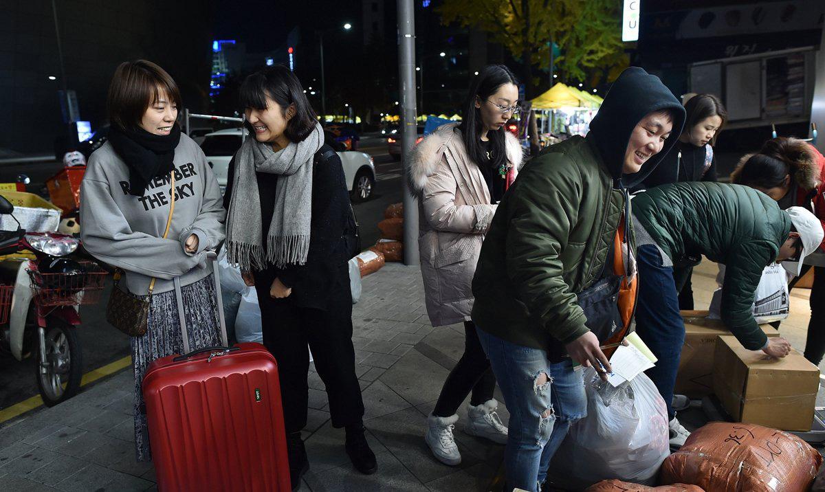 中国游客在韩国免税店前排队购物,韩国免税店中国游客排队现象