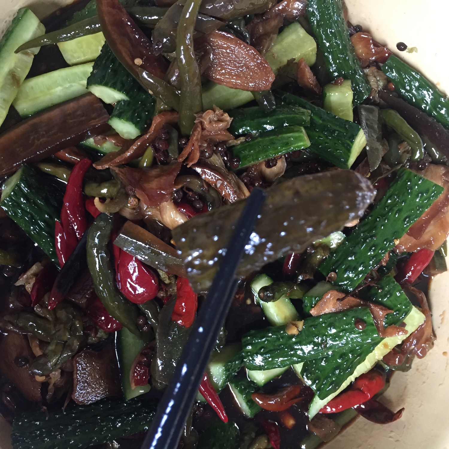 酱油腌辣椒黄瓜的做法,辣椒黄瓜咸菜教学视频