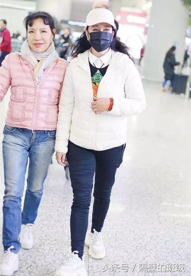 刘晓庆羽绒服穿搭,刘晓庆黑色羽绒服