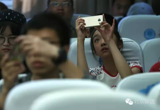 今后，校园里除了踢球，还会有足球小记者哦~