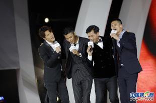 中国超模明星足球队视频,中国超模综艺走秀