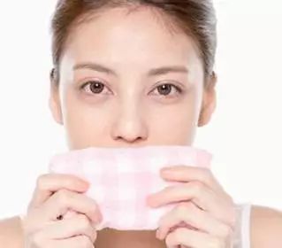 嘴唇一直干裂脱皮使嘴唇变丑,冬季嘴唇开裂最快的解决方法