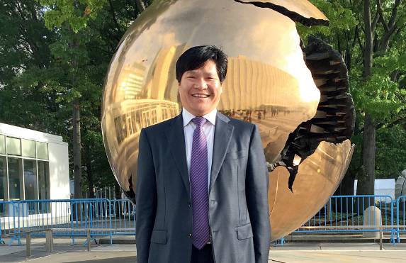 建“龙城”、被绑架、当酋长：他们冒着生命危险在非洲赚钱