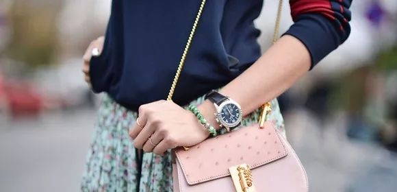 手表该怎么搭配金属表带好看 (老款手表戴出时尚)