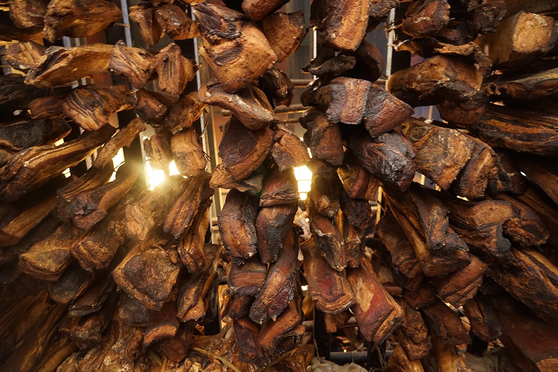 把腊肉烧得滋滋冒油,腊肉在锅里煮闻不到腊肉的味道