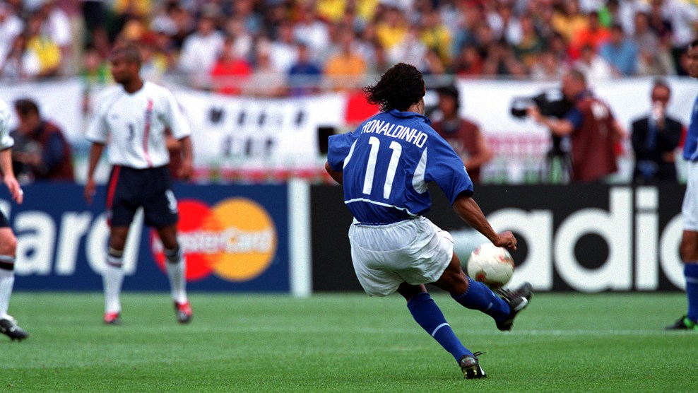 曾经的巴萨10号球场精灵加林查接班人梅西的老师退役了