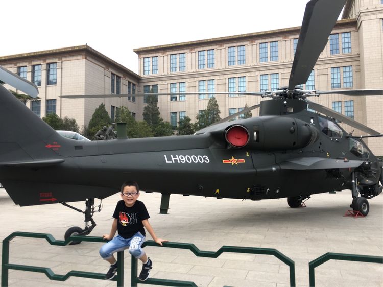 和小屁孩们一起出去玩的视频,和小屁孩玩的一天