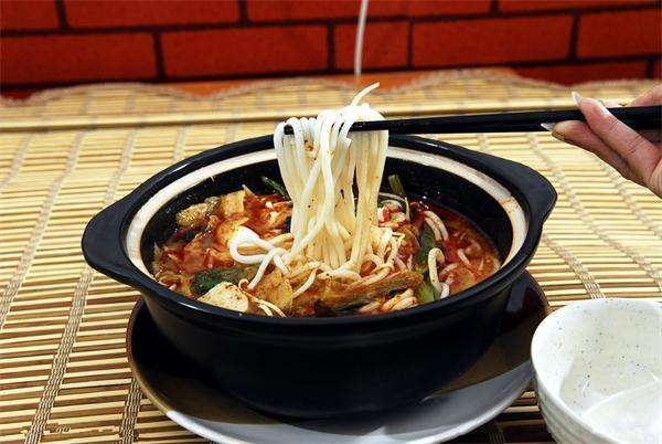 到哪里能学习到酸辣粉的技术,到小公司学创业