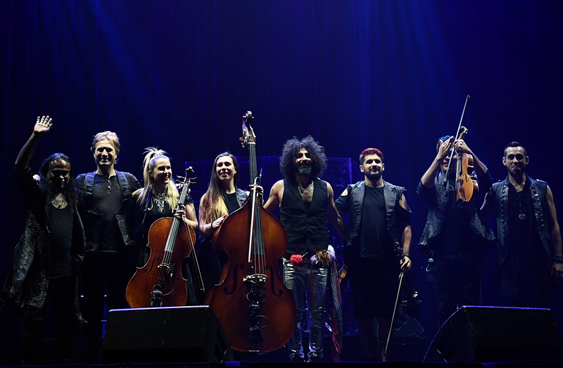 组图“琴魔”艾拉马立肯疯狂炫酷拉！拉！拉！跑跳跪走样样有