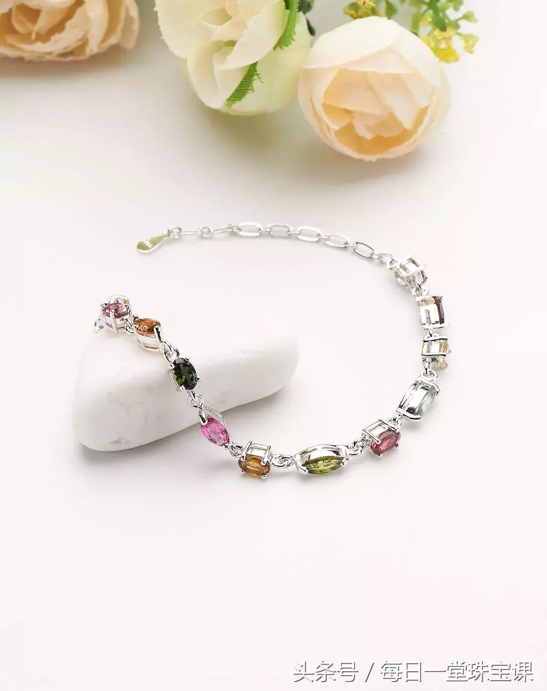 有些人戴玉珠手串真的看起来很土,一条漂亮的手串少不了好看的配饰