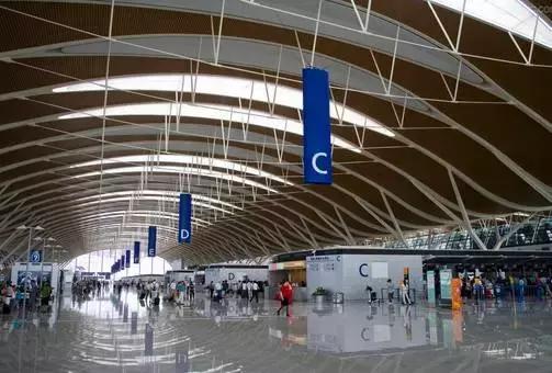 首次坐飞机注意事项违禁物品,第一次坐飞机需要注意什么神回复