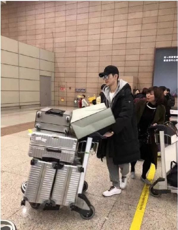 某人肉代购在上海机场被税21万！大半年全！白！干！