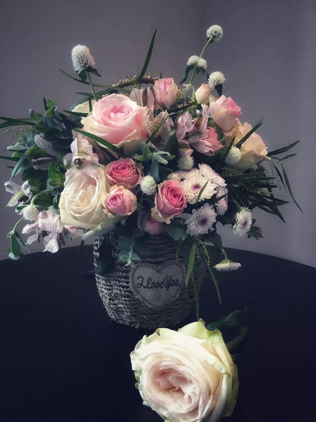 借一束花的仪式感是用心的偏爱,借一束光暖一束花