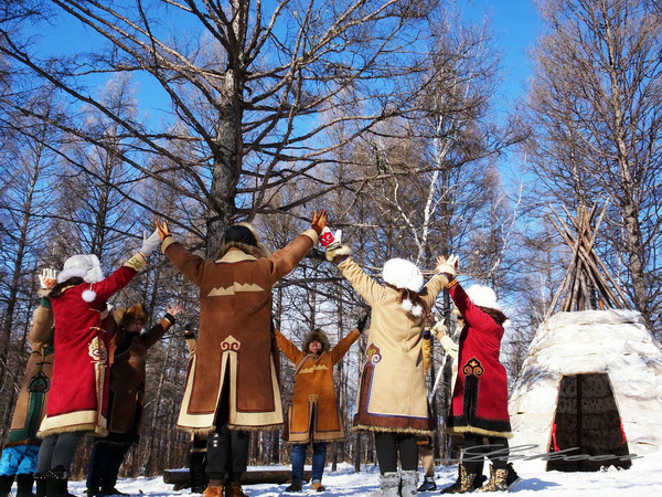 黑河兴安岭中有一个村款待客人方式怎么和蒙古族人一样？