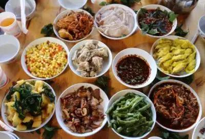 从衣食住行看老百姓的生活巨变,大理白族传统年夜饭