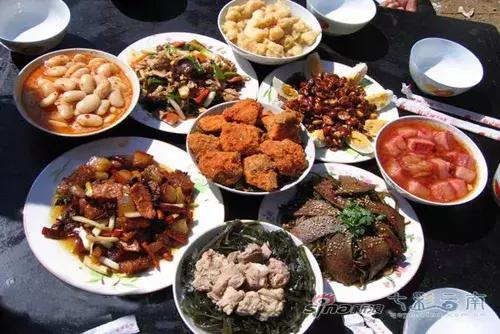 从衣食住行看老百姓的生活巨变,大理白族传统年夜饭