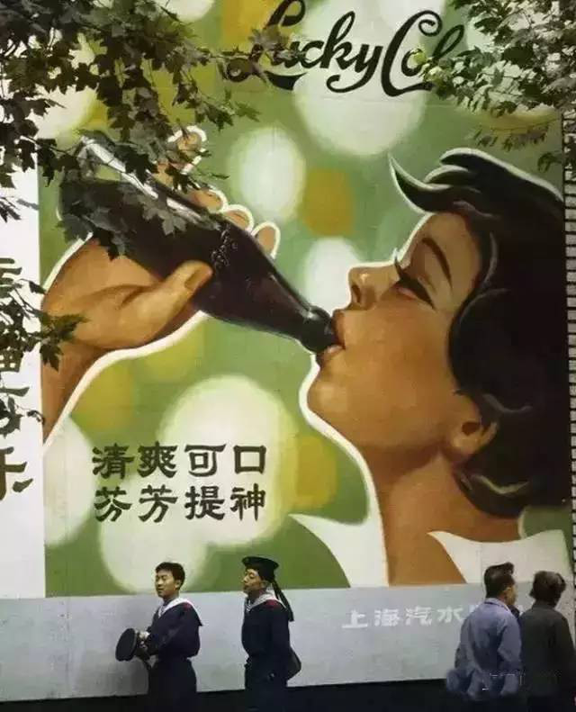 那时候妈妈坐在缝纫机前做针线活咔嗒咔嗒的声音可好听了六零芳华