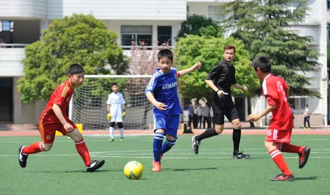 校园足球不为培养运动员，而为育人