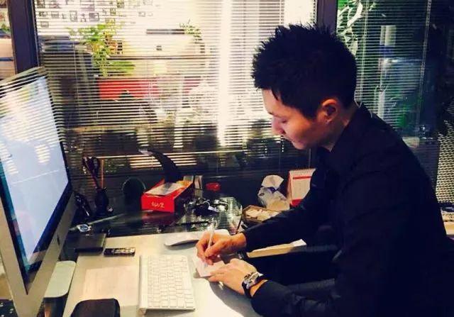 他用一片互联网卫生巾，捕获千万少女心