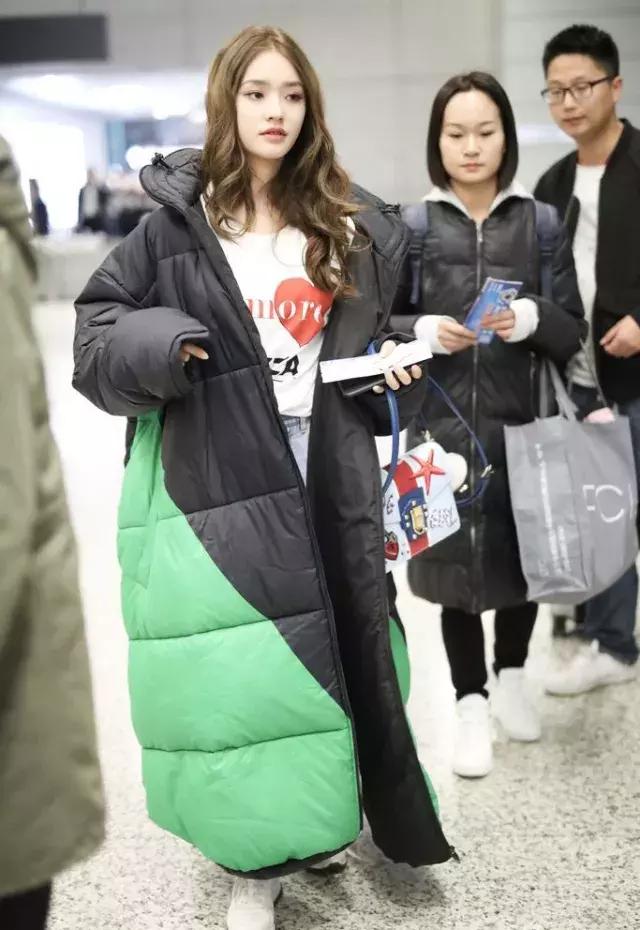 天寒地冻，好想用娜扎身上这件“棉被”羽绒服来保暖