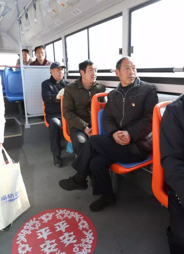 最新小型纯电动公交车,新能源电动公交车起步平顺