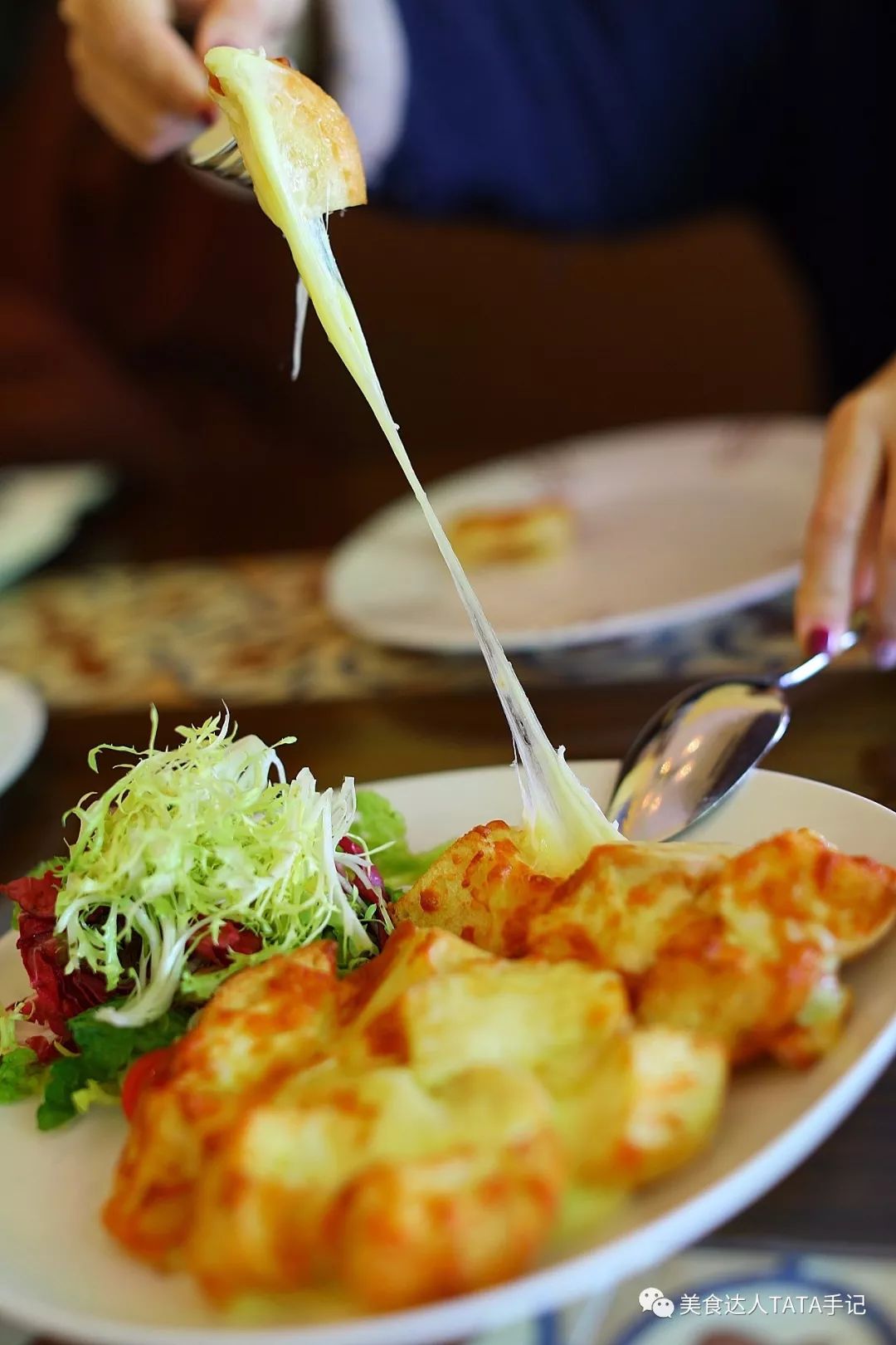 一不留神就掉进坑里,一不留神就会掉进一个大坑