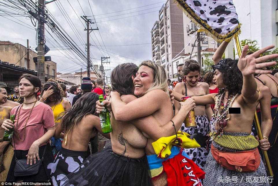 巴西的狂欢者们脱下衣服尬舞，只为下个月的狂欢节热身