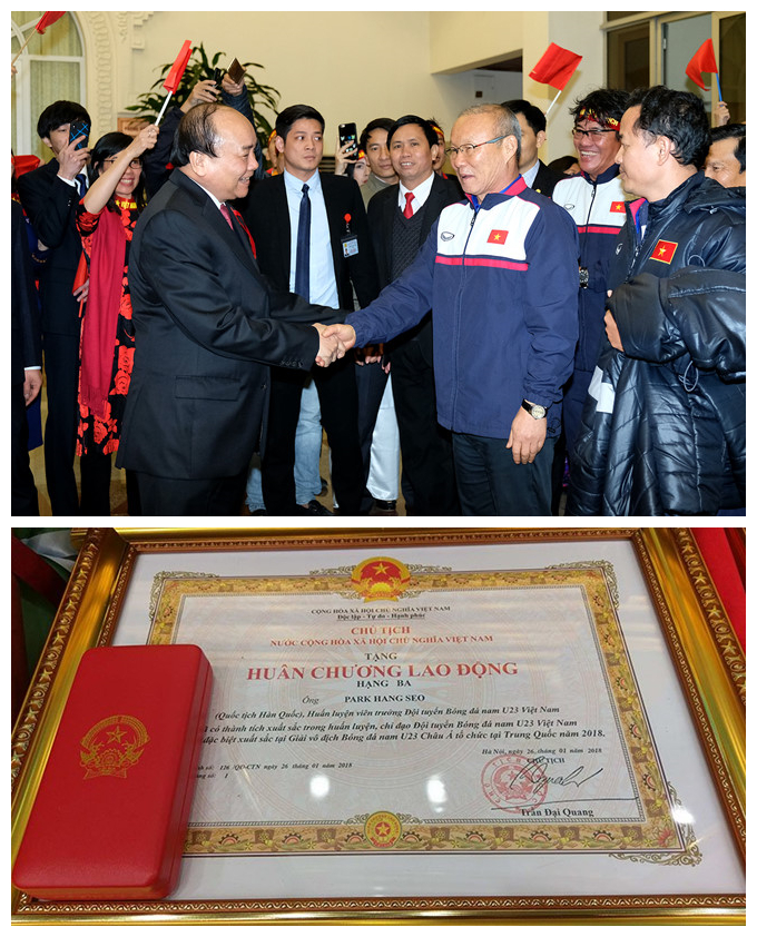 越南男足亚锦赛获亚军凯旋，民众举着*旗国**夹道欢迎