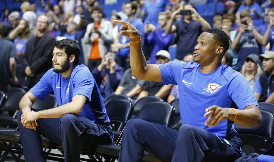 神奇！你看不见时，板凳席上竟然在发生这些事！