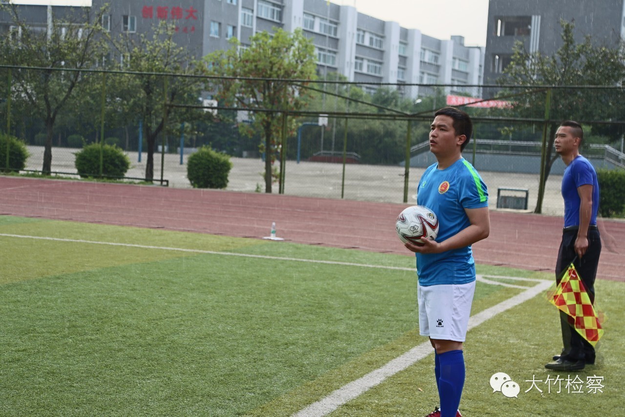 第35期图说：检察官“男神”----足球场上的英姿