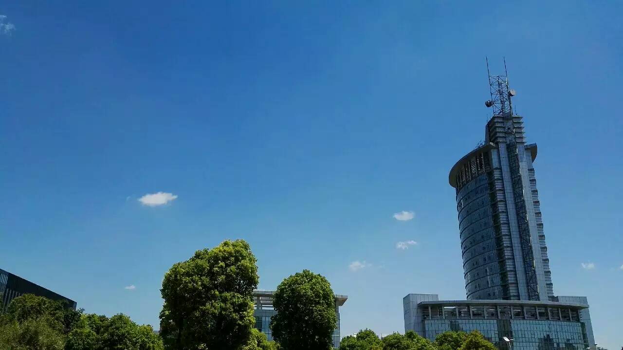 狂风过后蓝天白云天上飘,狂风过后晴空万里