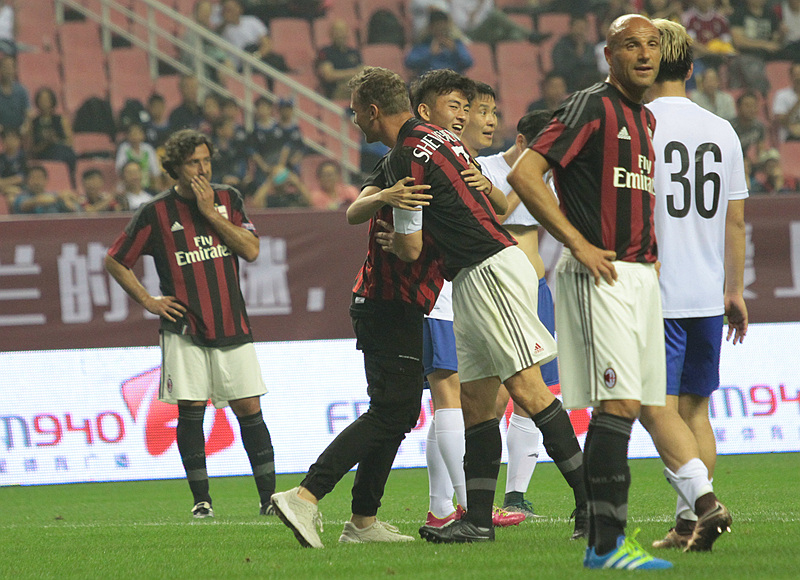 米兰中国球迷冲进场拥抱舍甫琴科!被保安无情带走*弹核**头频求情