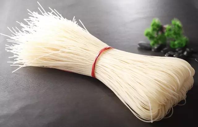 袋装螺蛳粉一包多少大卡,一包袋装螺蛳粉有几两粉