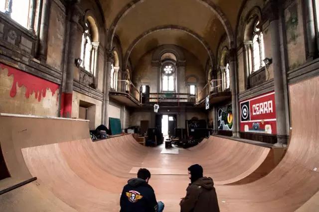 上帝涂鸦：他将废弃教堂变成了彩虹天堂