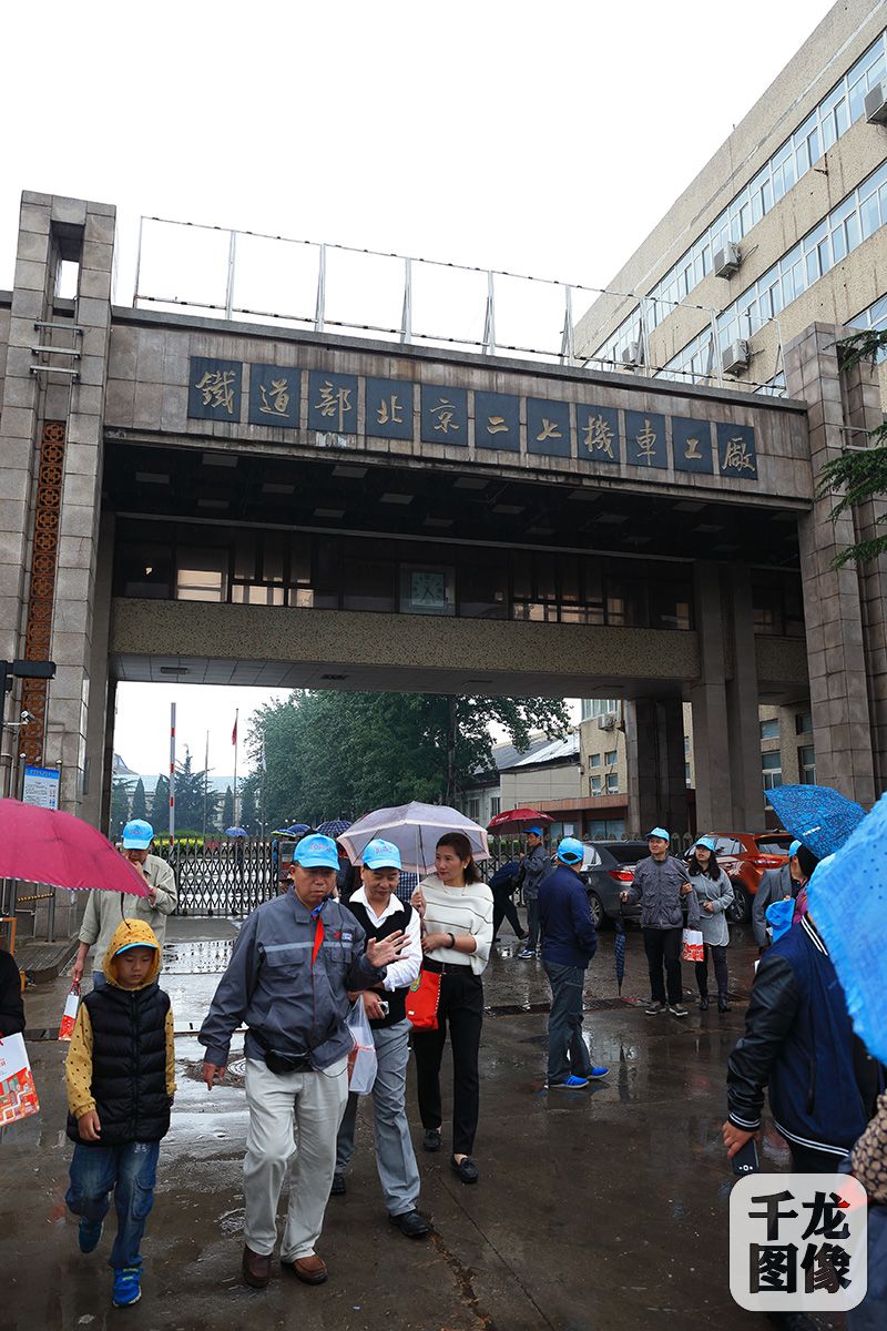 市民走进二七机车公司感受高铁时代工人力量