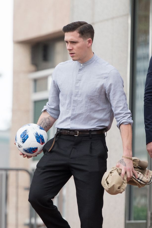 小贝悄悄憋了5年的足球队成立了！送祝福的豁牙小七笑开了花