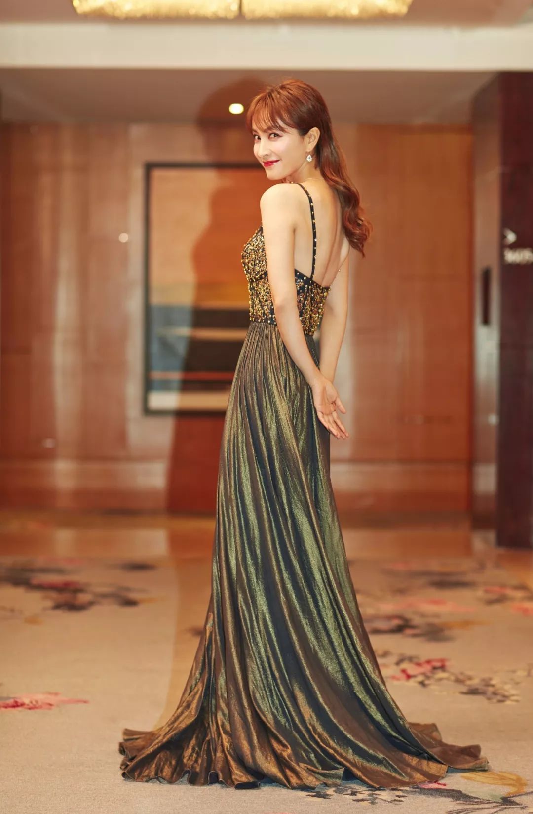 岁末趴体有点多，我该穿什么碾压全场？